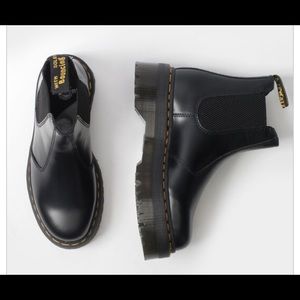 New in box DR. MARTENS 2976 Quad Platform Black Womens Chelsea Boots size 6